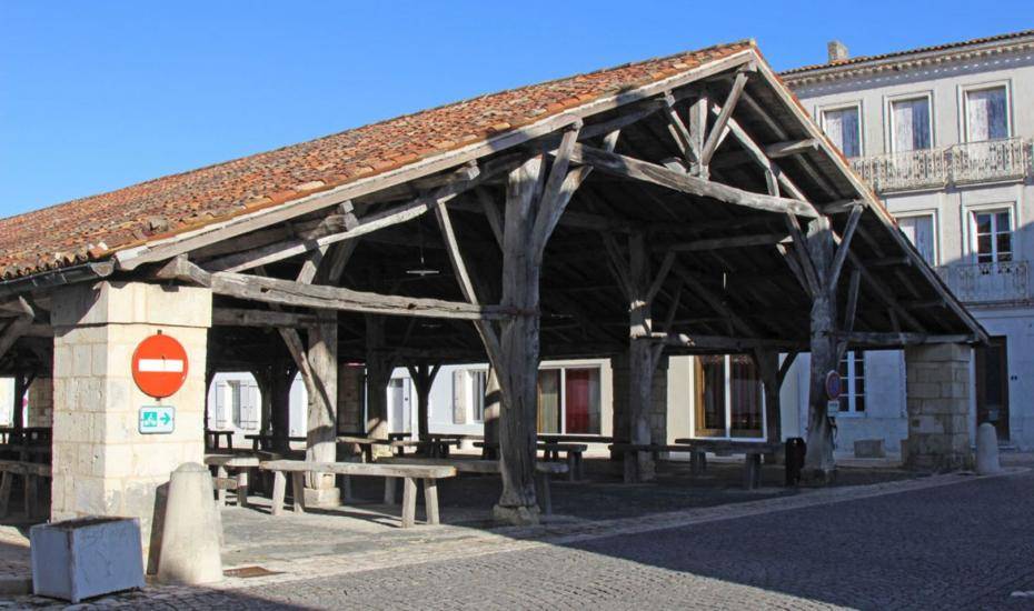 Les halles en bois des XV-XVIIIème font partie du patrimoine de Cozes - cozes charente maritime